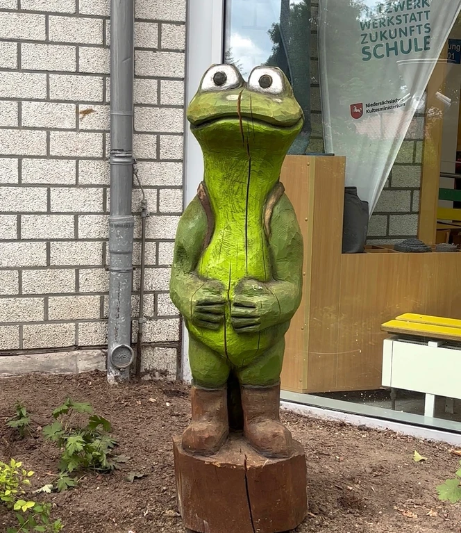 Naturpark-Maskottchen MOORex im Eingangsbereich der Schule.jpg