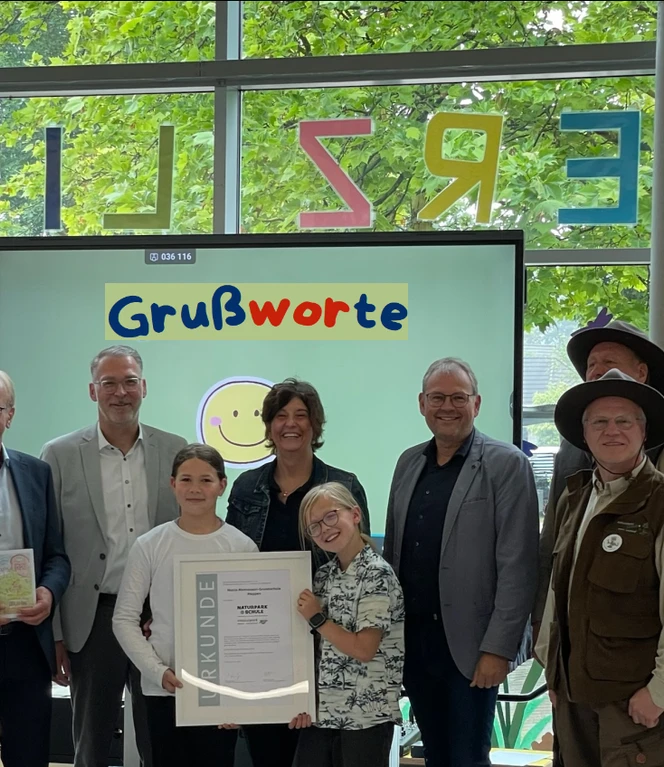 Gruppenfoto zur Auszeichnung - Die Maria Montessori Grundschule ist nun offiziell Naturparkschule.png