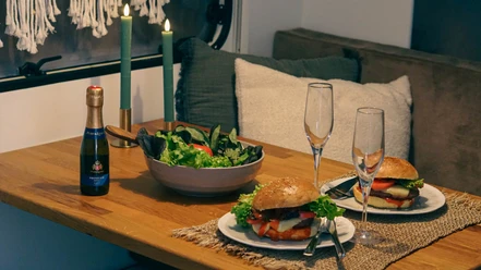 senggihof-wohnwagen-burger-salat-kerzen-prosecco.jpg