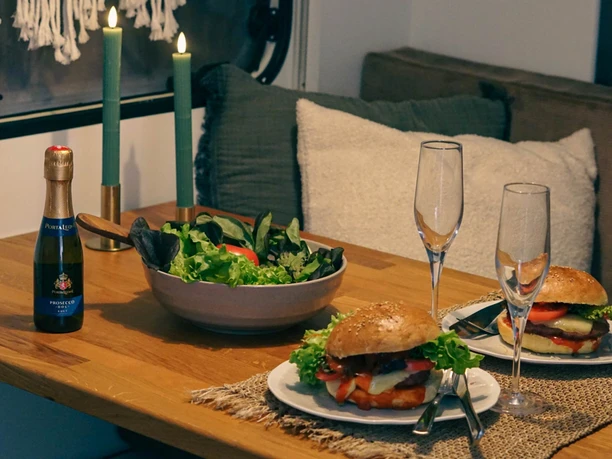 senggihof-wohnwagen-burger-salat-kerzen-prosecco.jpg