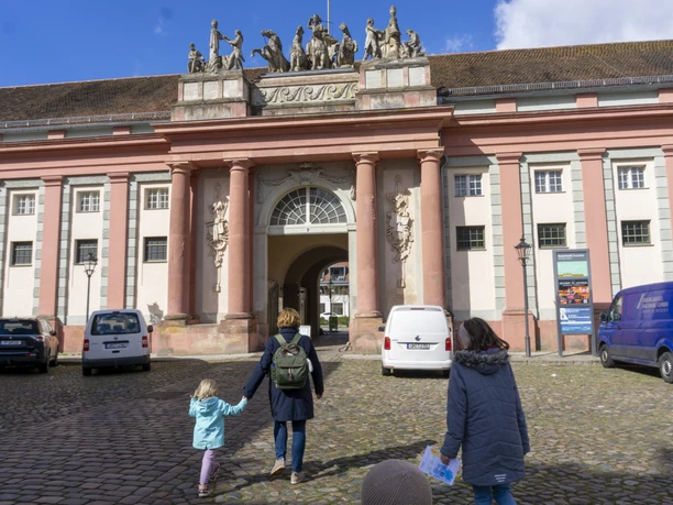 _DSC1535.jpg Eine Familie geht über den Neuen Markt auf den Kutschstall zu.
