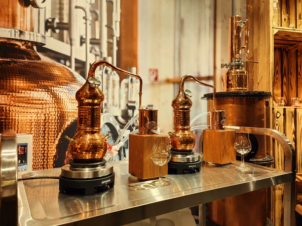 Alambics en cuivre à la Hidden Craft Distillery de Lucerne.
