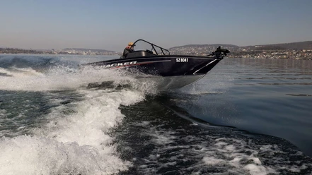 fliegenfischen-boot-thunersee-unterwegs.jpg