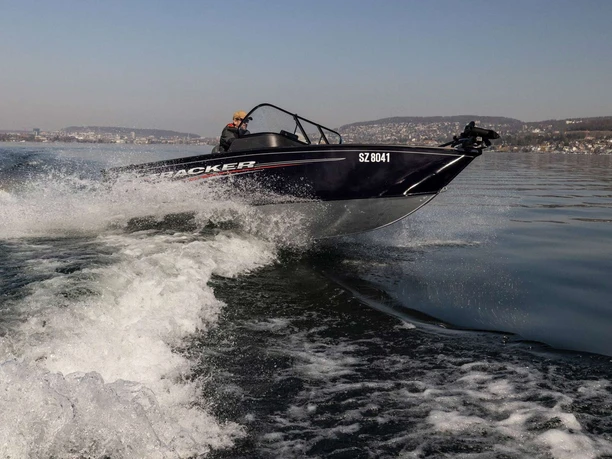 fliegenfischen-boot-thunersee-unterwegs.jpg