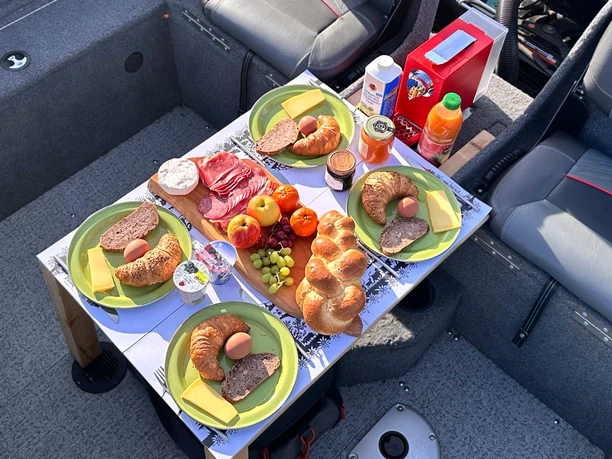 fliegenfischen-verpflegung-boot.jpg