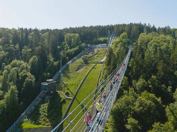 Blick auf Skywalk und Mühlenkopfschanze Blick auf Skywalk und Mühlenkopfschanze