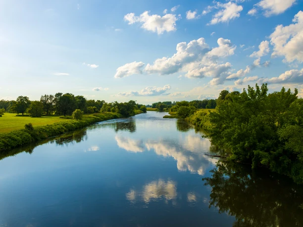 Mulde - Fluss entlang der Gemeinde Thallwitz Blick auf die Mulde mit grüner Landschaft und blauem Himmel