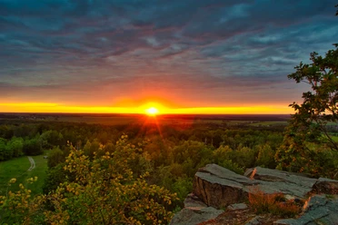 Sonnenuntergang auf dem Gaudlitzberg - Ausflugstipps in der Region Leipzig Blick auf den rot gelben Sonnenuntergang vom Steinbruch auf dem Gaudlitzberg