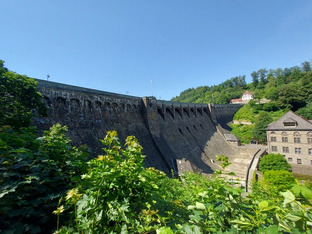 Staumauer mit Kraftwerk