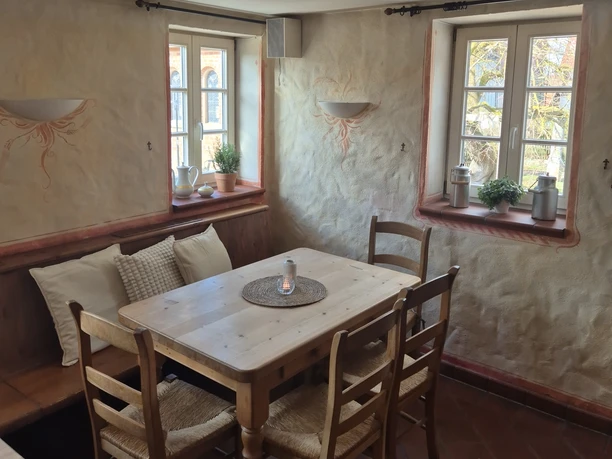 Tisch im Innenbereich des Kutscherhus