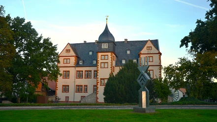 Salder_Stadtzeichen_Schloss_HD_16zu9.JPG Sculpture of the city emblem by O.-H. Hajek in front of Salder Castle in Salzgitter