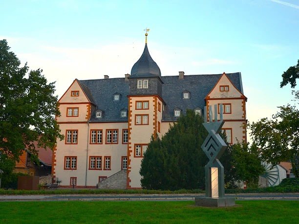 Salder_Stadtzeichen_Schloss_HD_16zu9.JPG Stadtzeichen-Skulptur von O.-H. Hajek vor Schloss Salder in Salzgitter