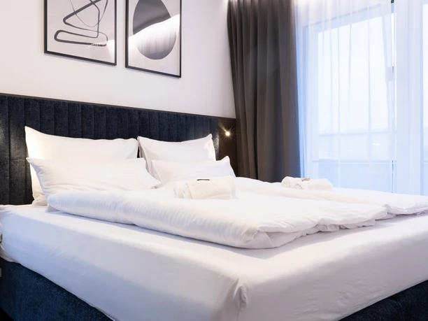 Bright_Schlafzimmer_SHSCC-BY-SA_Teutoburger_Wald_Stadt_Schloss_Holte-Stukenbrock.jpg Doppelbett in einem Schlafzimmer
