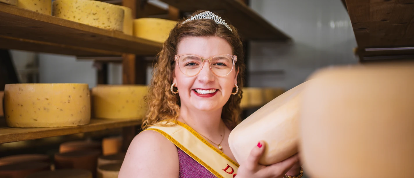 20260128-Käsemarkt-5 - Kopie.jpg Deutsche Käsemarktskönigin mit Käse