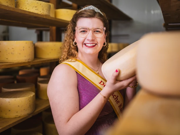 20260128-Käsemarkt-5 - Kopie.jpg Deutsche Käsemarktskönigin mit Käse