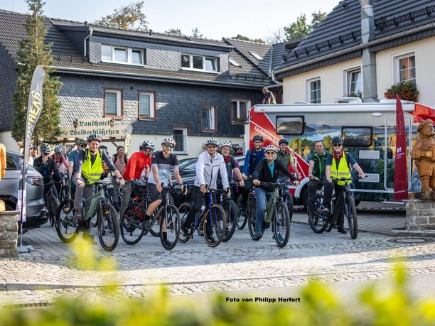 Gebäude Fahrradtour Rock-Head-Eröffnung