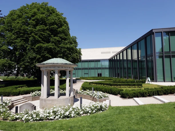 Bad Vilbel -Brunnentempel am Kurpark und VILCO