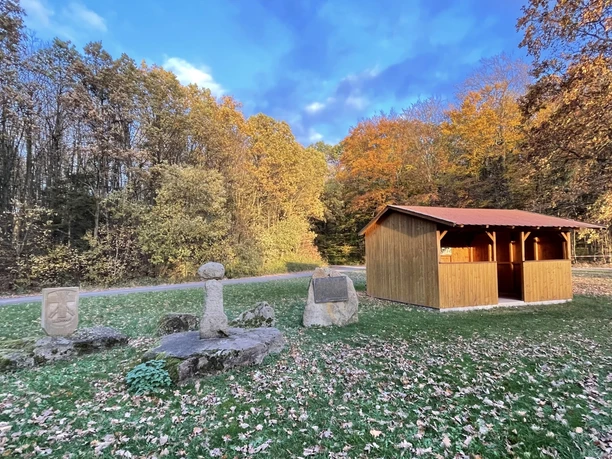 Steinernes Kreuz mit Hütte