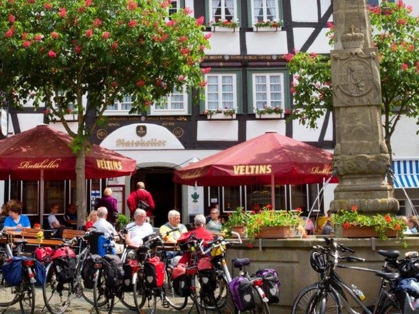 Ratskeller-Biergarten-Ausschnitt3.jpg
