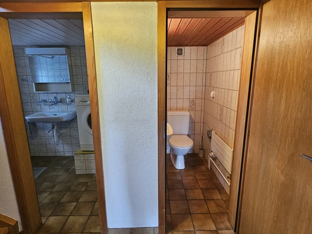 Ferienwohnung Kirchbühl Badezimmer mit Lavabo, Waschmaschine und separatem WC