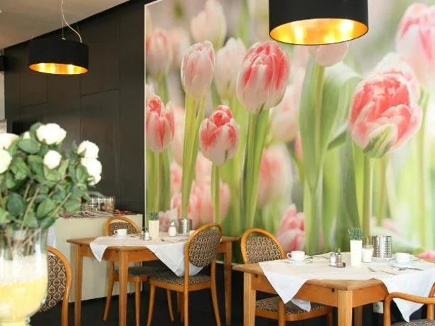 hotel-pflug-fruehstuecksraum-holztische-blumendekoration.jpg