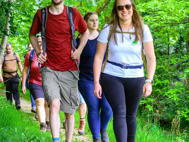 wandergruppe-waldweg-natur-schwarzwald.jpg