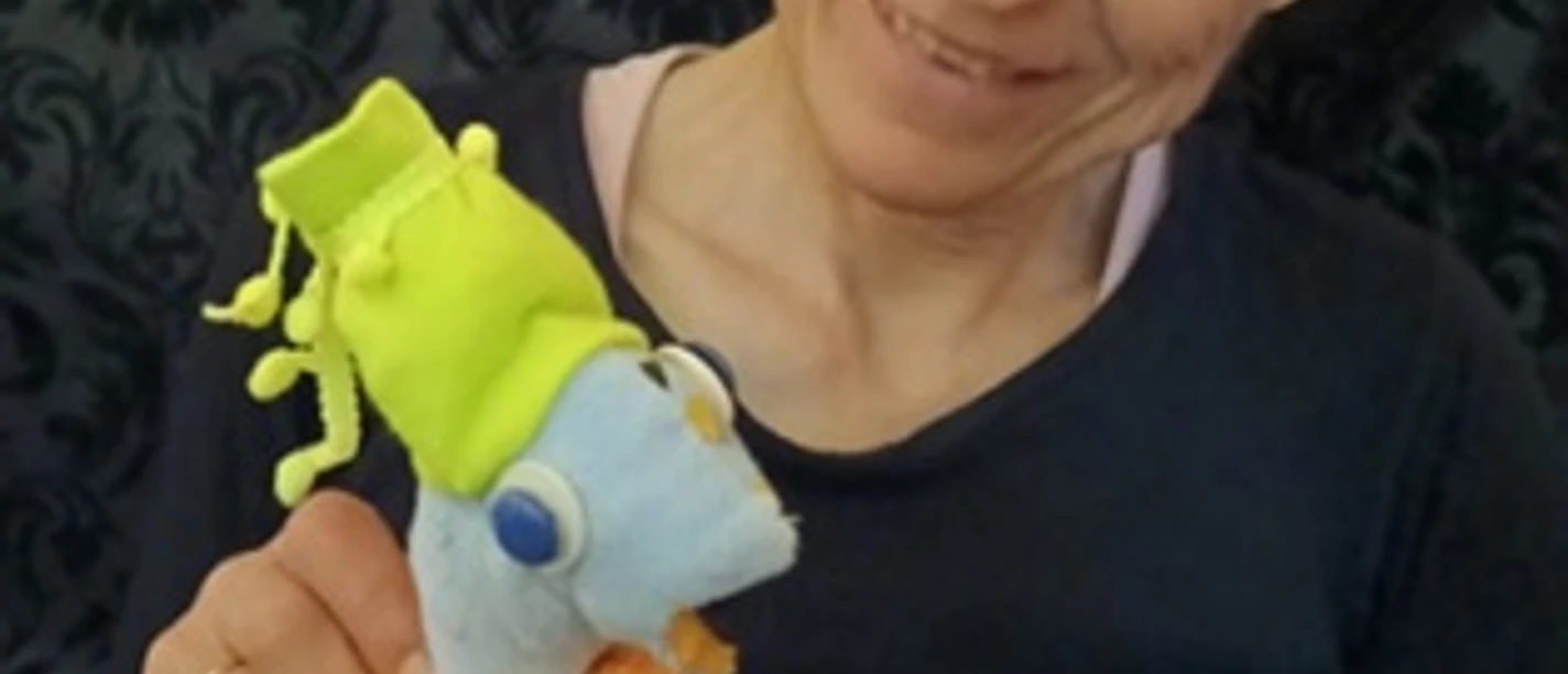 2026_11_18 Bundesweiter Vorlesetag Foto Maria Schupp und der Dino.jpg