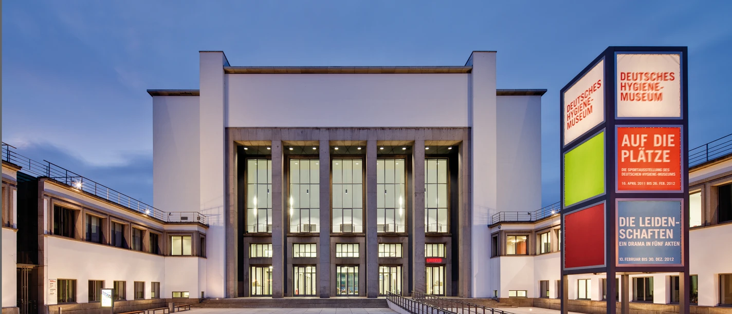 Außenansicht des Deutschen Hygiene-Museums Dresden Exterior view of the Deutsches Hygiene-Museum Dresden.jpg