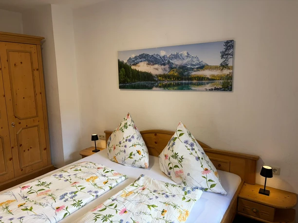 Schlafzimmer 1