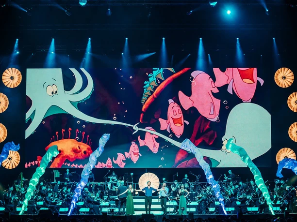 Disney in Concert – Die Jubiläumstournee Bühne von Disney in Concert mit Orchester, Sängern, Lichtshow und Meeresszenen