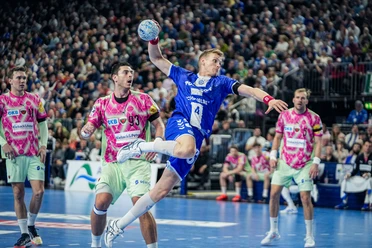 Handballspieler des VfL Gummersbach beim Sprungwurf gegen die Füchse Berlin in voller Arena