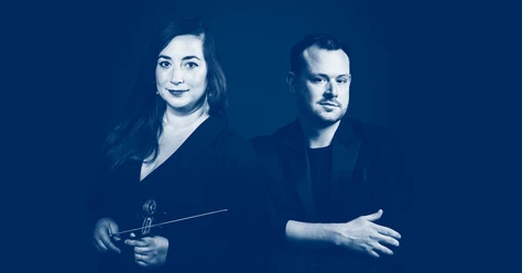 Lumière noire Blau getöntes Porträt: Geigerin mit Bogen und Musiker in Schwarz vor dunklem Hintergrund