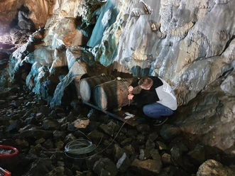 Fässer in der Baumannshöhle Rübeland Im Oktober 2021 wurden die Fässer zur Lagerung in die Baumannshöhle verbracht