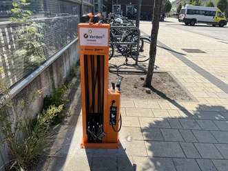 Fahrradstation Bahnhof Verden (4).jpeg Orange Fahrradreparaturstation mit Werkzeug und Luftpumpe am Bahnhof Verden.