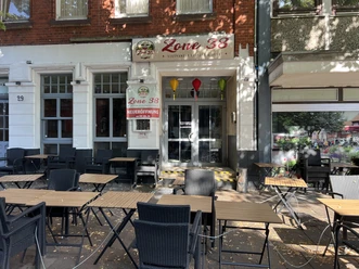 Zone 38 (4).jpeg Außenterrasse des Zone 38 mit Tischen vor dem vietnamesischen Restaurant in Nienburg.