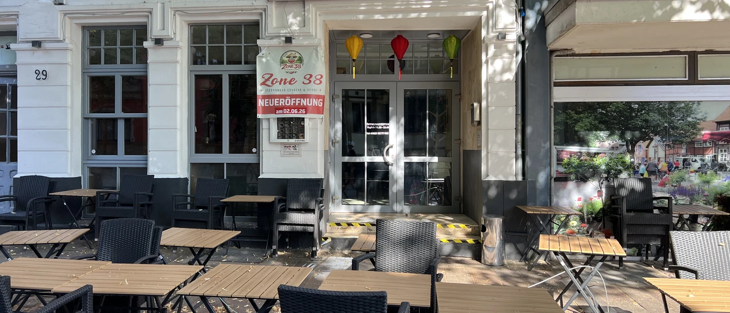 Zone 38 (4).jpeg Außenterrasse des Zone 38 mit Tischen vor dem vietnamesischen Restaurant in Nienburg.