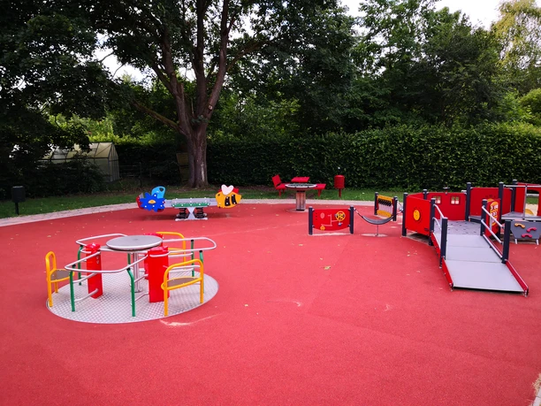 Integrations-Spielplatz mit Rollstuhl-Karussell.jpg Integrations-Spielplatz mit Rollstuhl-Karussell
