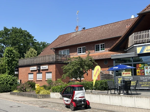 Hotel-Gasthaus zur Linde (8).jpeg Backsteinfassade des Hotel-Gasthauses Zur Linde.