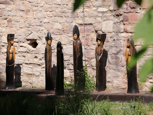 Bad Vilbel - Eichenholz-Skulpturen an der Wasserburg