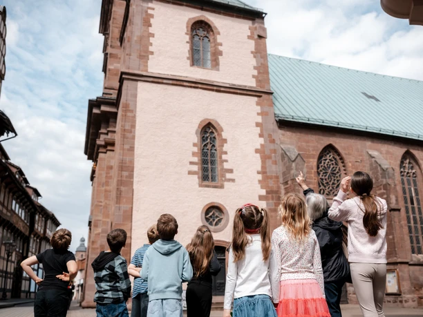 Kinder bei einer Führung vor einer Kirche in Einbecks Altstadt.