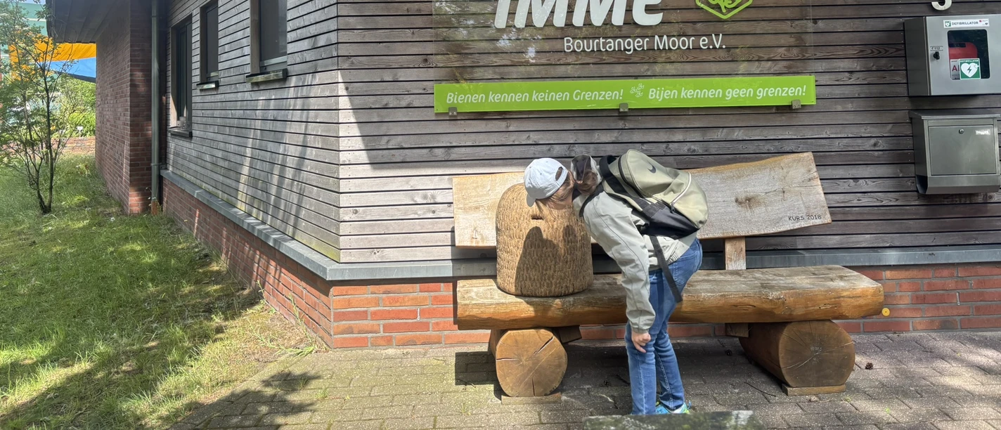 Neugierig entdeckt Junior Rangerin Anna an der IMME einen Bienenkorb..JPEG