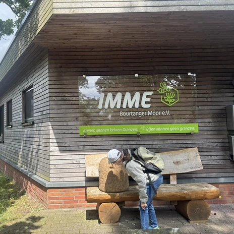 Neugierig entdeckt Junior Rangerin Anna an der IMME einen Bienenkorb..JPEG