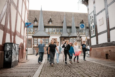 Kinder in der Altstadt Einbecks auf Rallye-Tour Kinder laufen bei einer Rallye durch Einbecks Fachwerkaltstadt am Alten Rathaus.