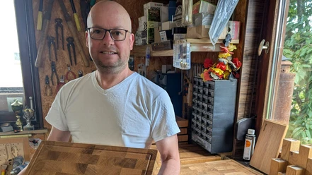 Tischler Henrik mit eines seiner Holzschneidebretter Tischler Henrik mit eines seiner Holzschneidebretter