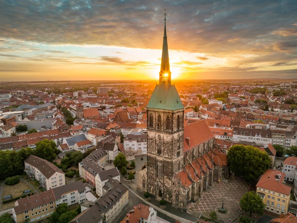 Hildesheim_StAndreasSunrise_Morgen_Sommer_Foto_Max_Wiesenbach_(CC-BY) WEB.JPG