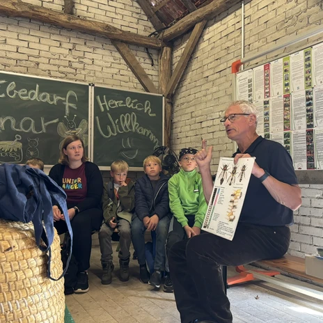 Hermann Hüsers zeigt den Junior Rangern die spannende Welt der Bienen..JPEG