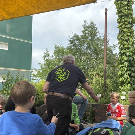 Junior Ranger Fred assistiert beim Verteilen des Honigs..JPEG