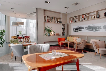 Blick in den Loungebereich des Cross INN