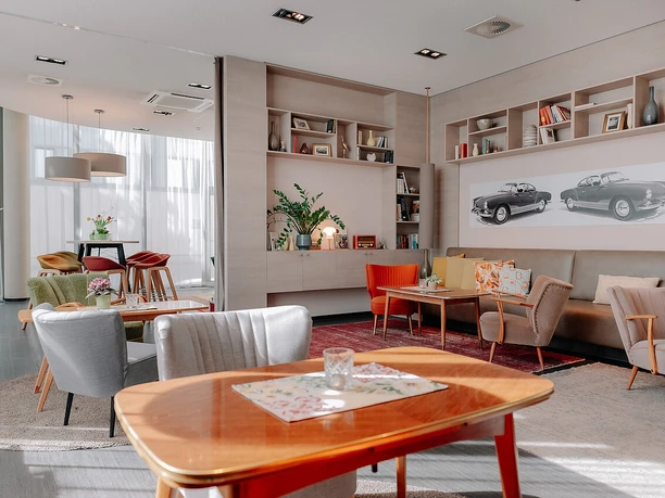 Blick in den Loungebereich des Cross INN