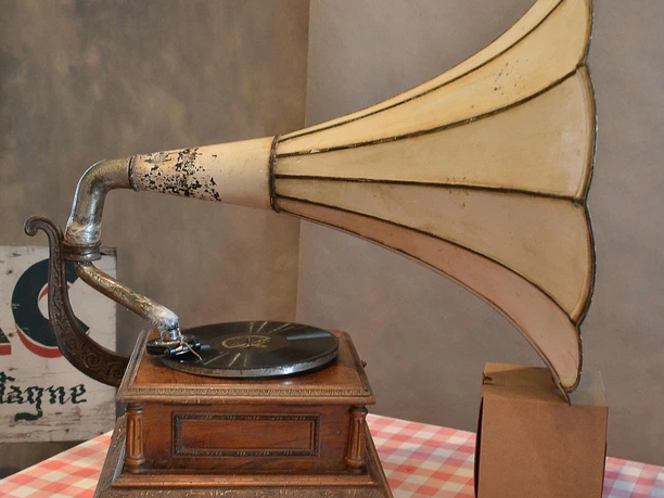 Grammophon - Pixabay antique-2074477_1280